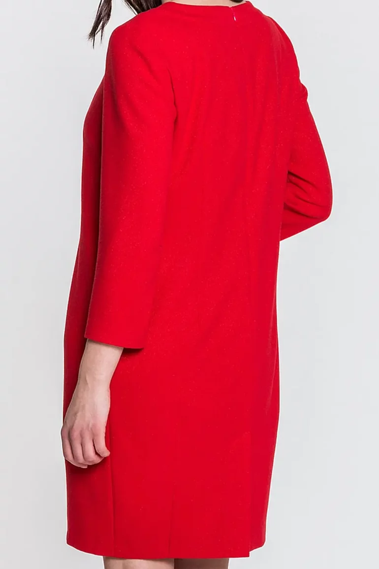 czerwona sukienka z długim rękawkiem, dekolt z łańcuszkiem. Sukienka Vito Vergelis