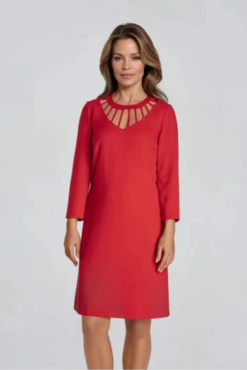 czerwona sukienka z ozdobnym dekoltem wizytowa sukienka polska marka Vito Vergelis