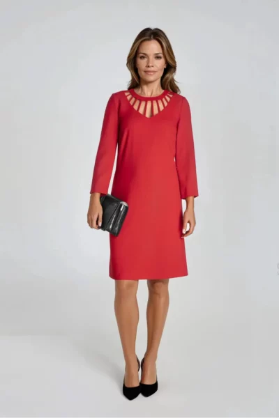 Czerwona sukienka z ozdobnym dekoltem