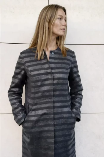 Czarny blezer w paski marki Vito Vergelis