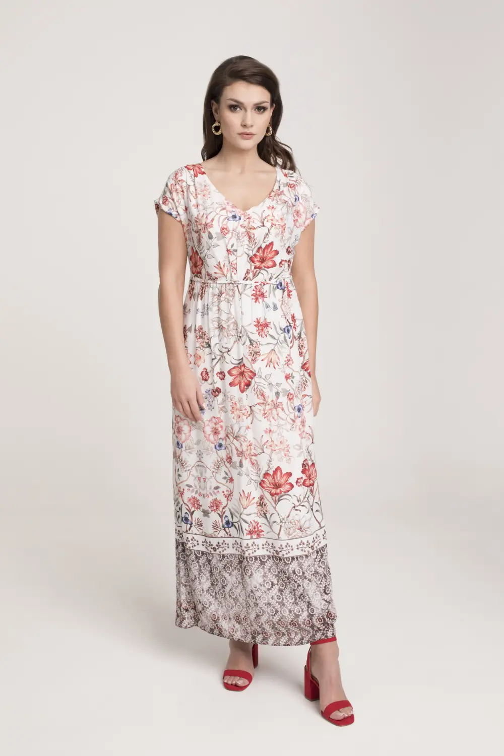 Sukienka maksi w kolorowe kwiaty. Długa sukienka z wiskozy odcinana w talii z dekoltem V polska marka Vito Vergelis