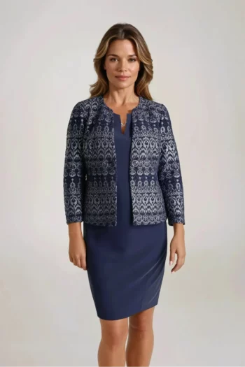 wizytowy żakiet damski w kolorze granatowym ze srebrnym narukiem marki Vito Vergelis