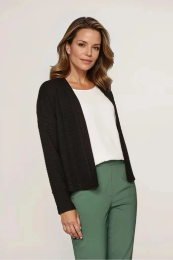 Czarny kardigan damski krótki, niezapinany sweterek z dzianiny prążkowanej zielone spodnie damskie polska marka Vito Vergelis