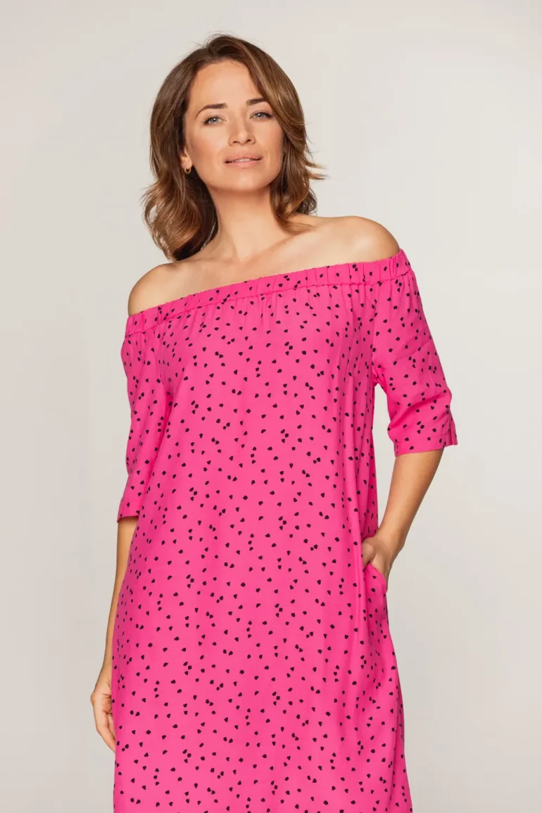 letnia sukienka z wiskozy różowa w kropki hiszpanka polska marka