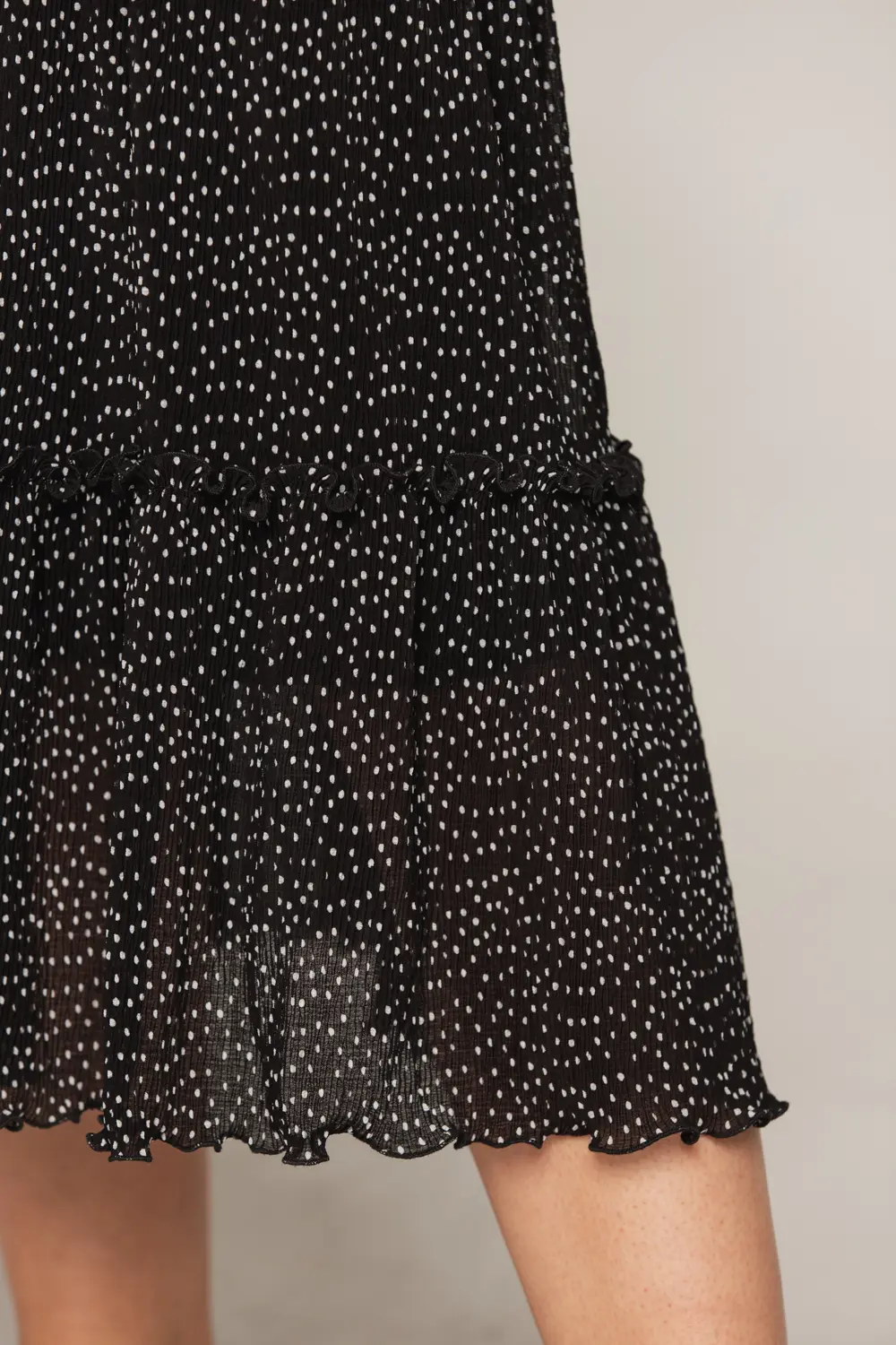plisowana spódnica z falbanami z czarnego szyfonu w białe groszki Vito Vergelis