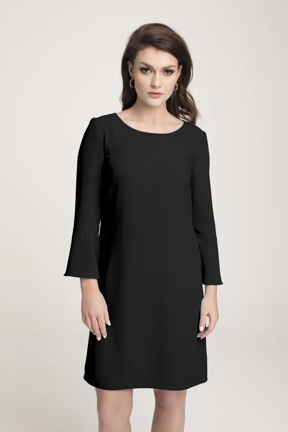 czarna sukienka wizytowa luźna rękaw dzwonek ozdobny polska marka Vito Vergelis