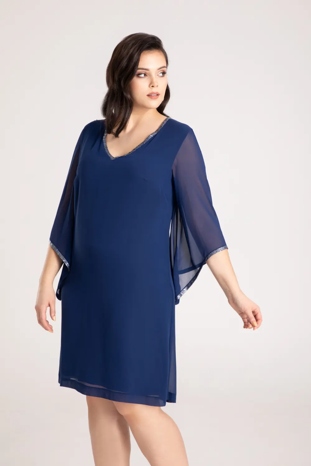 wizytowa sukienka szyfonowa niebieska plus size z szyfonu oversize na duże rozmiary marki Vito Vergelis