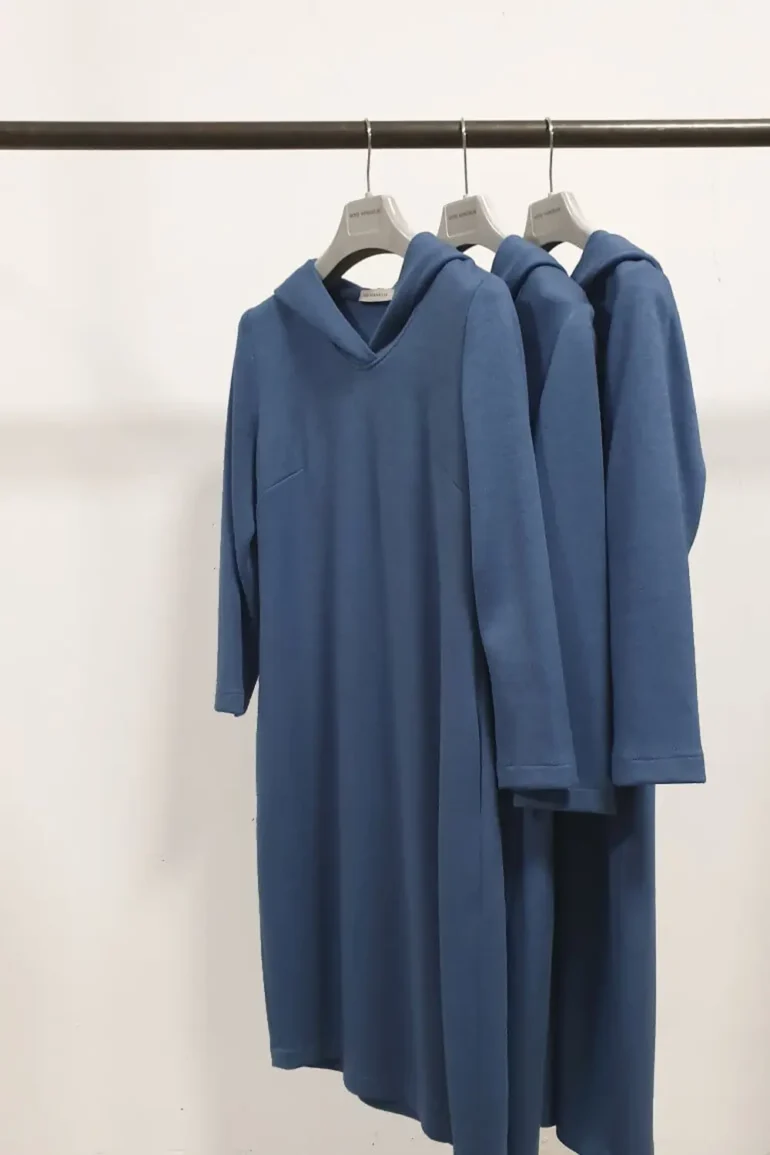 niebieskie sukienki dzianinowe sweterkowe polska marka Vito Vergelis
