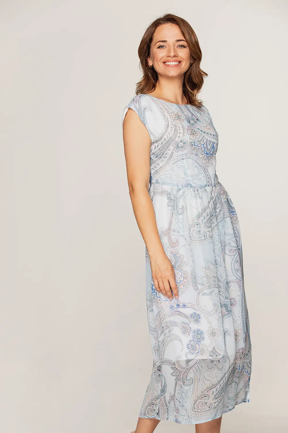 letnia sukienka odcinana szyfonowa błękitna wzor paisley polska marka