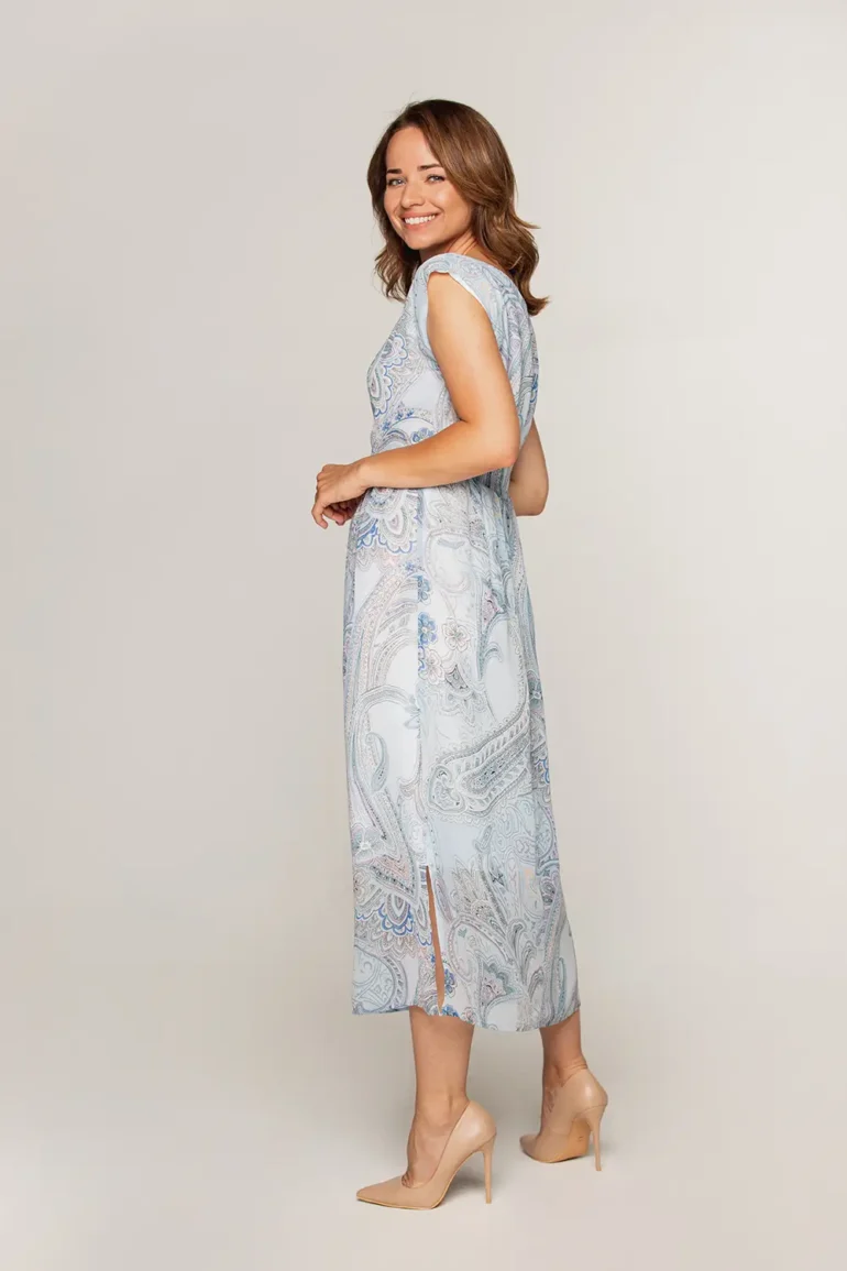 sukienka midi odcinana z rozporkiem blękitna paisley na lato polska marka