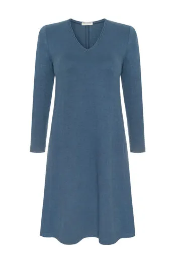trapezowa sukienka sweterkowa niebieska polska marka Vito Vergelis tuszująca sukienka plus size