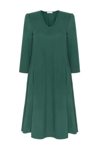 trapezowa sukienka zielona dzianinowa oversize polska marka Vito Vergelis tuszująca sukienka plus size
