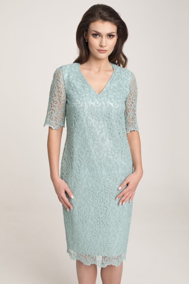 Modelka w jasnozielonej sukience Vito Vergelis. Wizytowa sukienka z gipiury miętowa