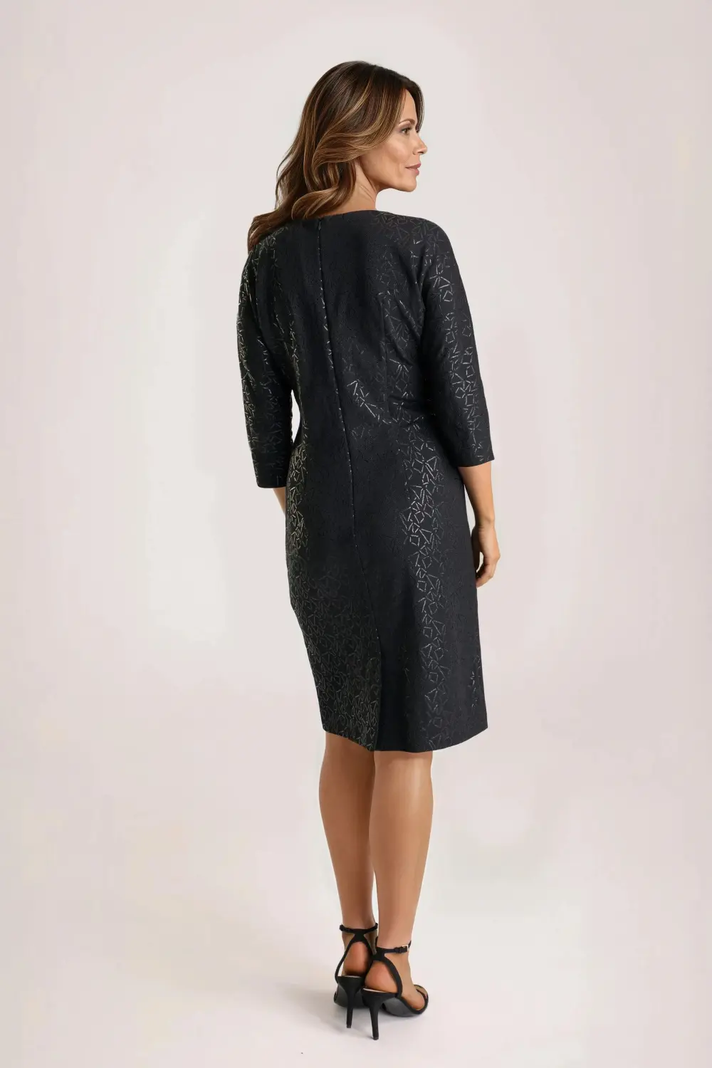 wizytowa czarna sukienka z polyskiem Vito Vergelis 7687 (3) Czarna sukienka z połyskiem polskiej marki Vito Vergelis linia wizytowa. Czarna sukienka wizytowa