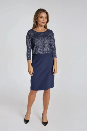 Linia wizytowa. Wizytowa sukienka polskiej marki Vito Vergelis. Góra z dzianiny w srebrny nadruk, dół granatowy.