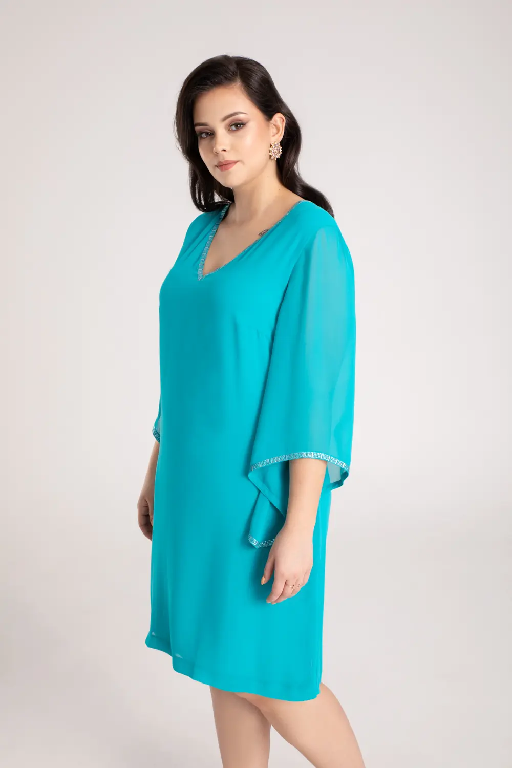 Zielona sukienka plus size z szyfonu na duże rozmiary marki Vito Vergelis