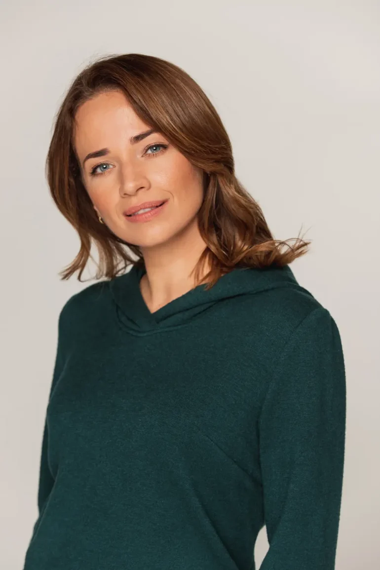 Zielona bluza z kapturem damska swetrekowa nierozpinana polska produkcja Vito Vergelis dzianina swetrowa
