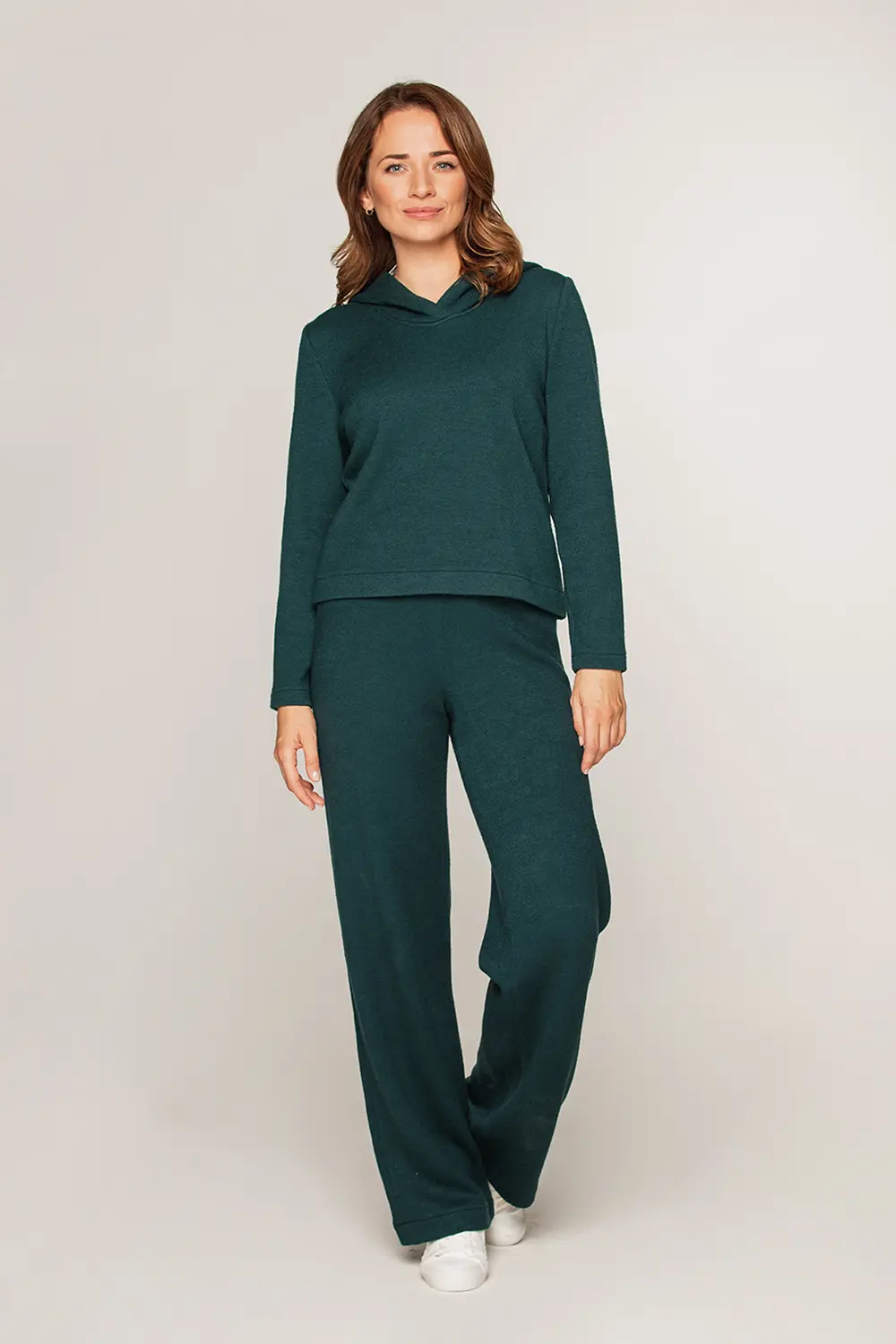 zielony dres damski swetrowy bluza z kapturem i szerokie spodnie polska marka