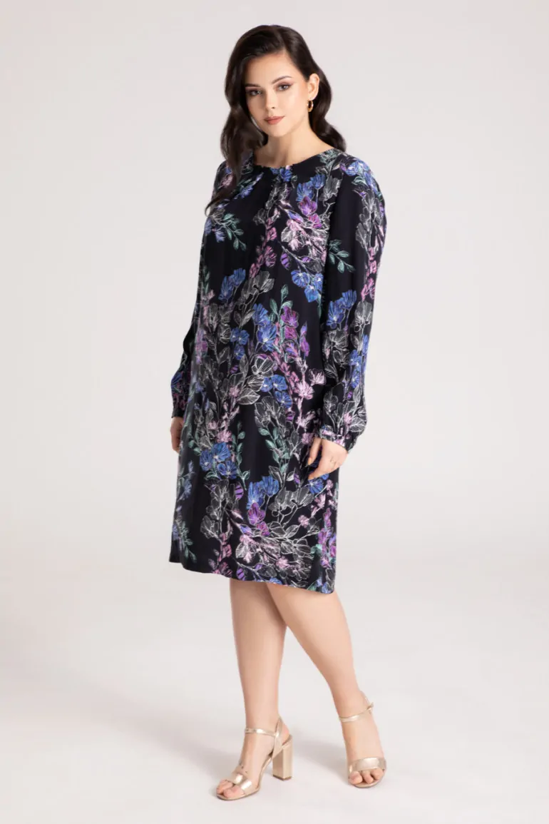 Czarna sukienka plus size w kwiaty z cupro z wiskozą.