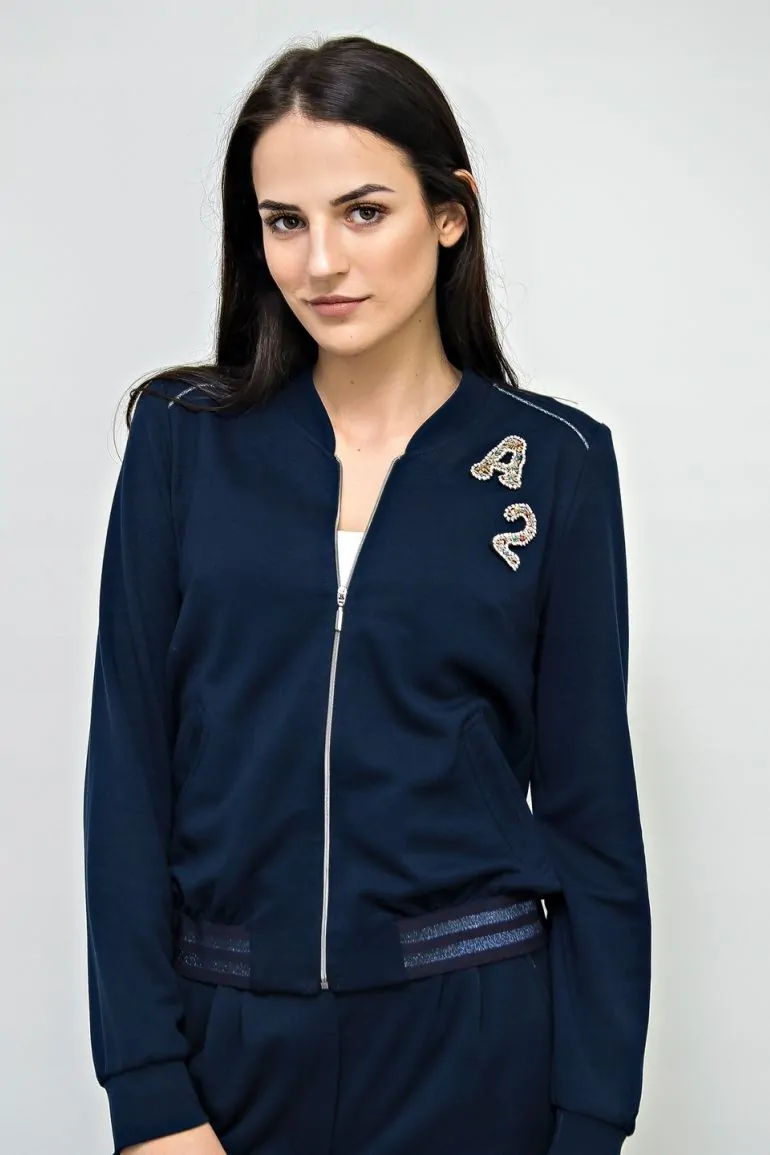 Linia basic Vito Vergelis. Granatowa dzianinowa bluza na suwak z gumą i literkami.